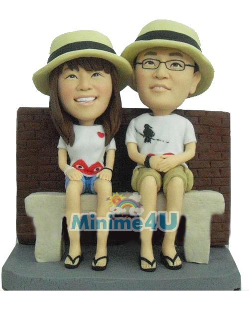 Couple with Straw hat anniversary gift